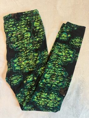 LuLaRoe Unicorn Print Black Green Hiding Bigfoot Sasquatch Leggings One Size OS